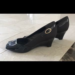 NEW shiny brown peep toe shoes 9.5